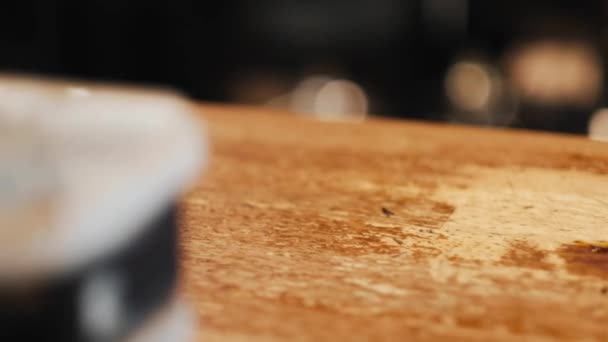 Μια αιχμηρή βελόνα κολλάει σε ένα ξύλινο τραπέζι σε μια κουκούλα — Αρχείο Βίντεο