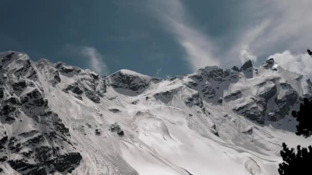 Формирование и движение облаков над горами Кавказа — стоковое видео
