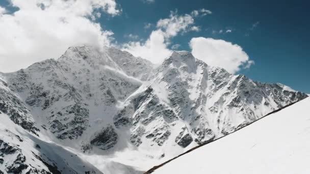 Red ski lift on the background of snowy mountains descends down — Stok video