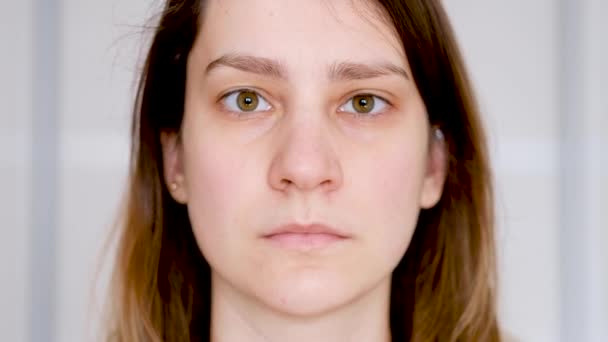 Close-up of a young woman wearing a protective medical mask, coronavirus — Stock Video