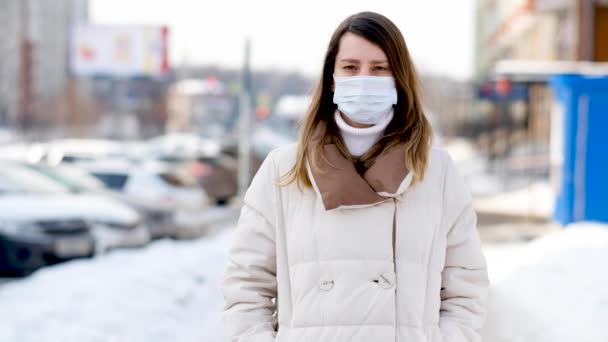 Жінка в масці для обличчя, захищена від поширення вірусу хвороби, коронавірус — стокове відео