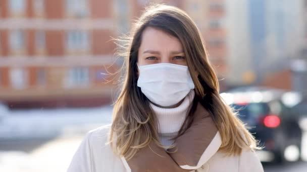 Крупный план молодой женщины в защитной медицинской маске — стоковое видео