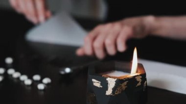 Sıcak bir mum alevi üzerinde kaşık üzerinde erimiş mum çubuğu. Balmumu mühürü..