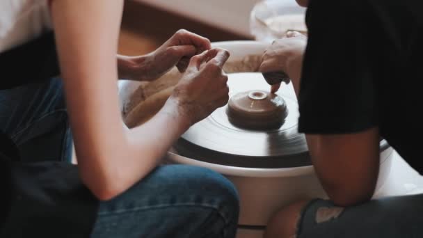 Мастер обучает маленькую девочку искусству керамики. макро — стоковое видео