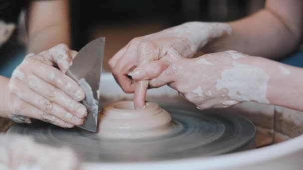 Maître enseignant à une petite fille l'art de la poterie. gros plan — Video