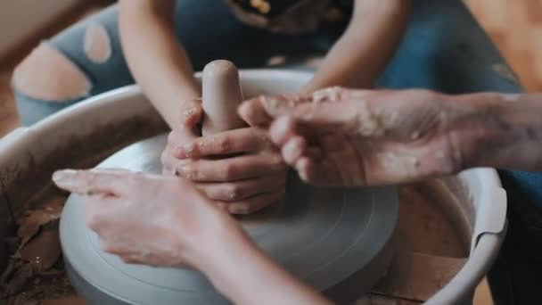 Maestro insegnare a una bambina l'arte della ceramica. primo piano — Video Stock