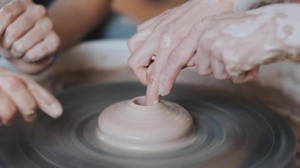 Мастер обучает маленькую девочку искусству керамики. макро — стоковое видео