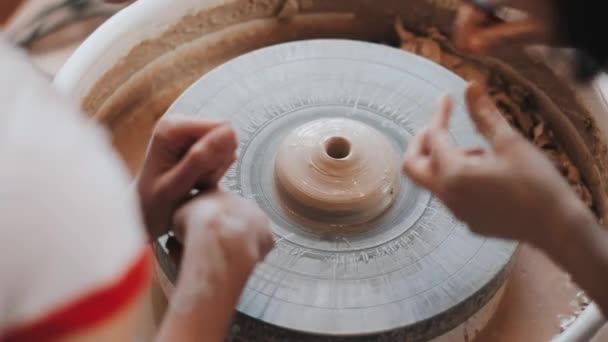 Ustası küçük bir kıza çömlek sanatını öğretiyor. yakın plan — Stok video