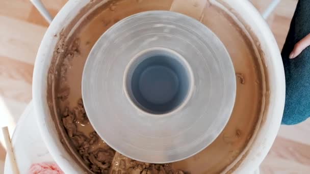 Målar keramik. Flickan dekorera skål i keramik cirkel. vy ovanifrån — Stockvideo