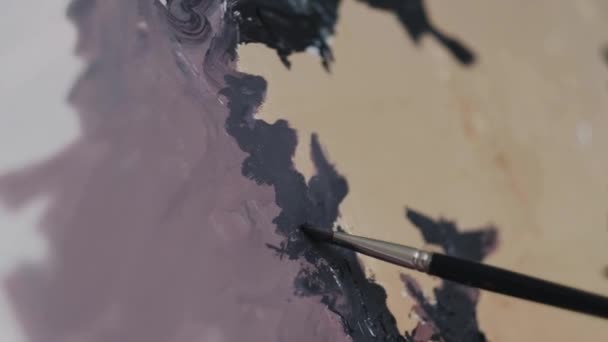 Pintura escova sobre tela com tintas a óleo. Acidente vascular cerebral, close-up — Vídeo de Stock