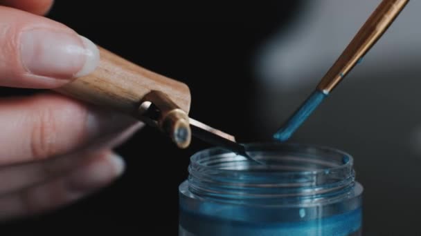 Girl soaks a calligraphy pen in blue mascara — 图库视频影像