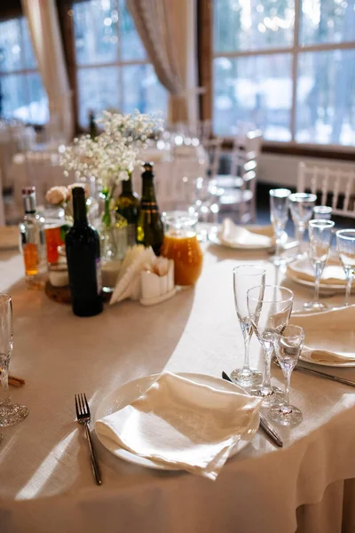 Serving of a festive table. Wedding dinner. — Stockfoto