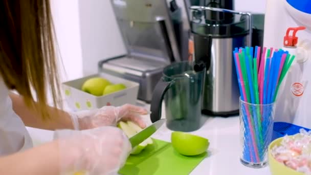 Girl cut apples for a juicer. in slow motion — Stockvideo