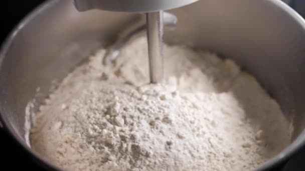 Смеситель смешивает яйца с мукой на заводе — стоковое видео
