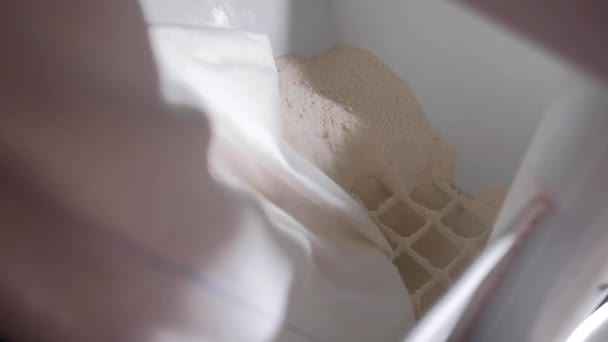 Menyaring tepung di pabrik. tampilan atas — Stok Video