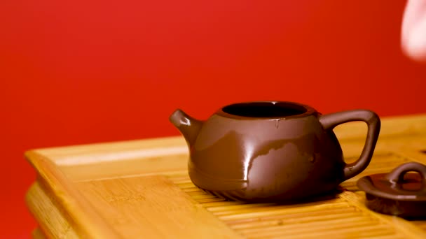 Ρίξτε τσάι σε μια πήλινη τσαγιέρα σε ένα βοσκό — Αρχείο Βίντεο