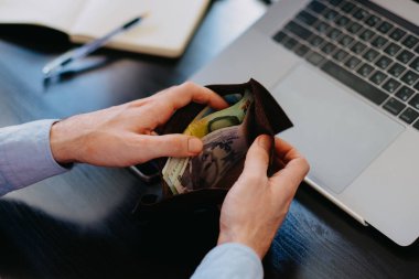 Bir iş adamının parası biter. Deri cüzdanı kontrol eder