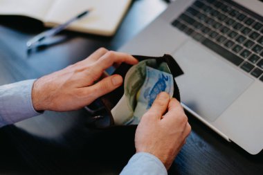 Bir iş adamının parası biter. Deri cüzdanı kontrol eder 