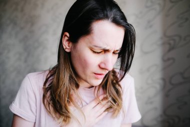 COVID-19 nefes darlığı çeken zatürree kadın Corona virüsü belirtileri gibi.