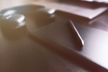 Grafik tableti, bilgisayarı, kablosuz kulaklığı olan karanlık modern işyeri. 