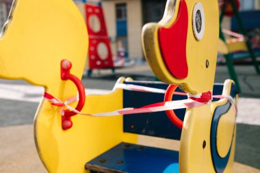  Bahçedeki çocuklar için boş bir oyun alanı. Belirlenmiş bölge, koronavirüs.