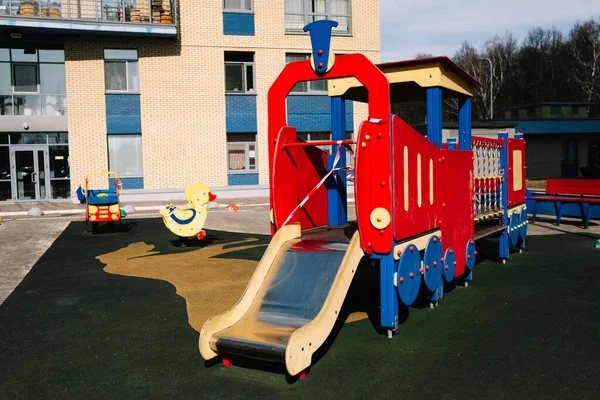  Bahçedeki çocuklar için boş bir oyun alanı. Belirlenmiş bölge, koronavirüs.
