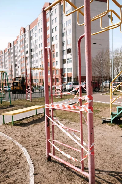 Um parque infantil vazio para crianças no pátio. Território cercado, coronavírus — Fotografia de Stock