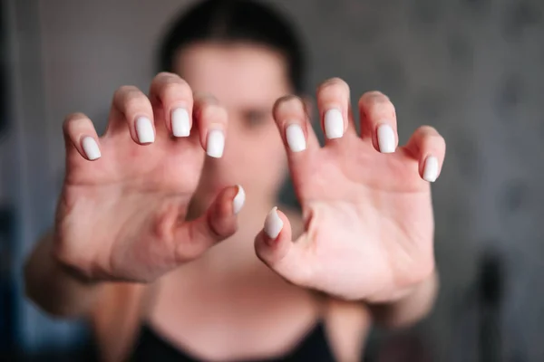 Mano delle donne con manicure e smalto cresciuto . Foto Stock