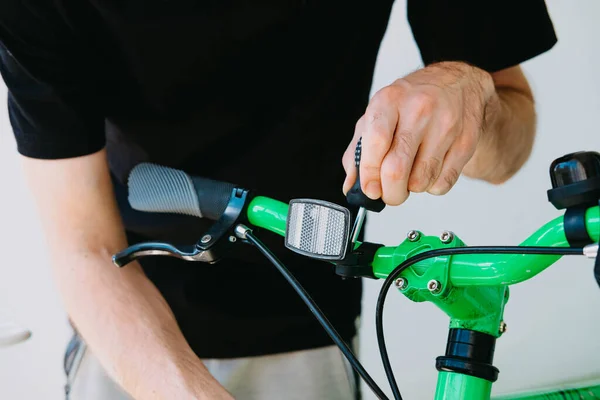Ön yansıtıcı yeşil, beyaz lastikli bir motor kurulumu