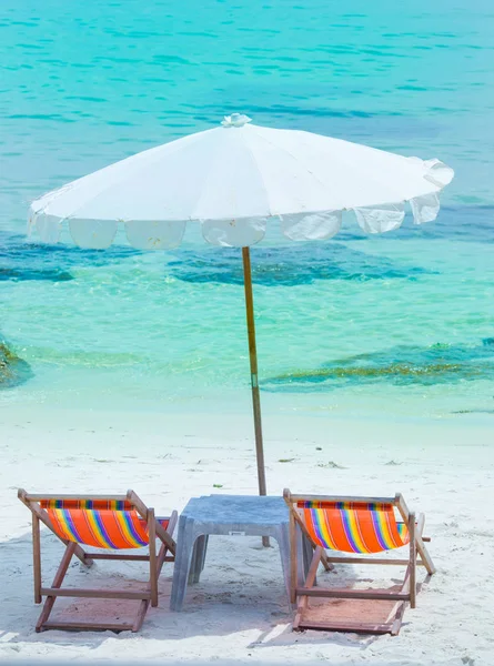 Şezlong ve plaj şemsiyeleri sahilde. Mutlu tatiller Con — Stok fotoğraf