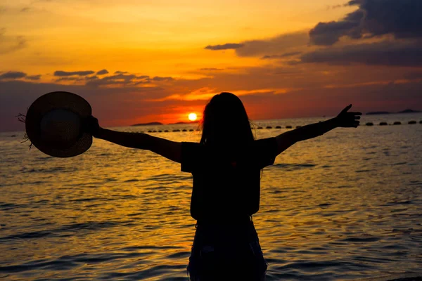 Silhouette women enjoying a beautiful sunset on the beach. — Stock Photo, Image