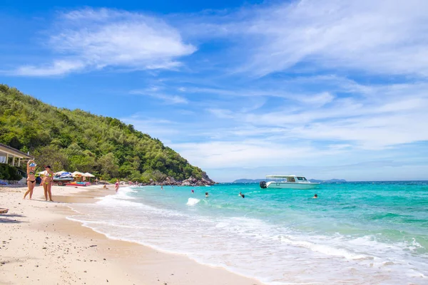 Chon Buri, Tayland - 21 Aralık 2017: İnsanlar deniz ve güzel gökyüzü Plajı'nda yüzme. — Stok fotoğraf