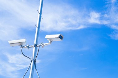 Güvenlik cctv kamera kutup mavi gökyüzü arka plan üzerinde.