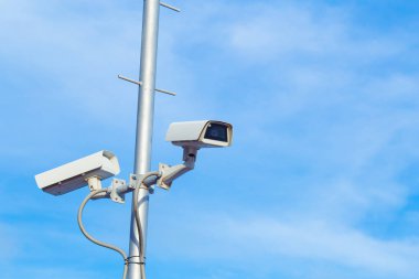 İki güvenlik cctv kamera kutup.