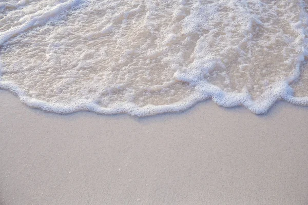 모래에 파도의 움직임은 부드럽고 바에 대 한 벌금 — 스톡 사진