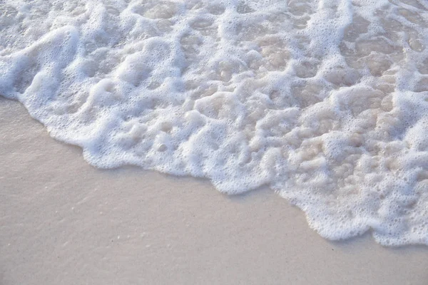 모래에 파도의 움직임은 부드럽고 바에 대 한 벌금 — 스톡 사진