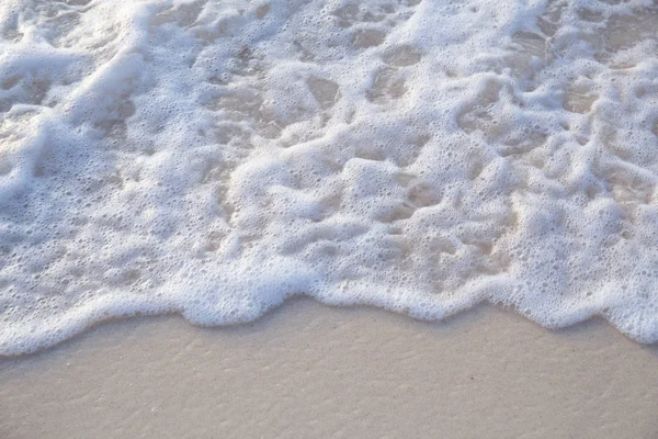 O movimento das ondas na areia é suave e fino para ba — Fotografia de Stock