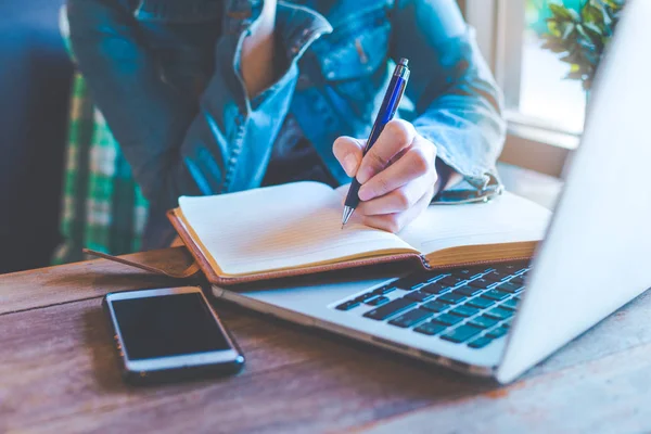 Kvinna händer med pennan skriver på anteckningsboken på kontoret. — Stockfoto