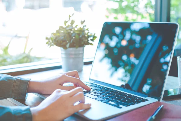 Kvinnas hand arbetar på laptop på kontoret. — Stockfoto