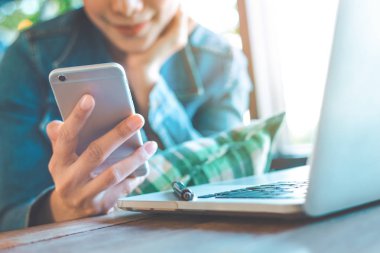 Kadın el bir cep telefonu kullanır ve bir dizüstü bilgisayarda adresinde bulunan İnşaat.