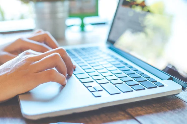 Kvinnas hand arbetar på laptop på kontoret. — Stockfoto