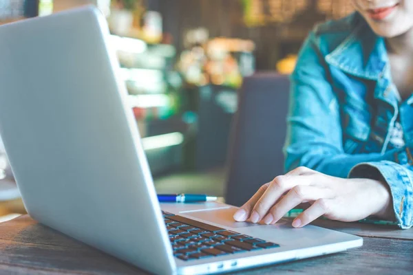 Kvinnas hand arbetar på laptop på kontoret. — Stockfoto