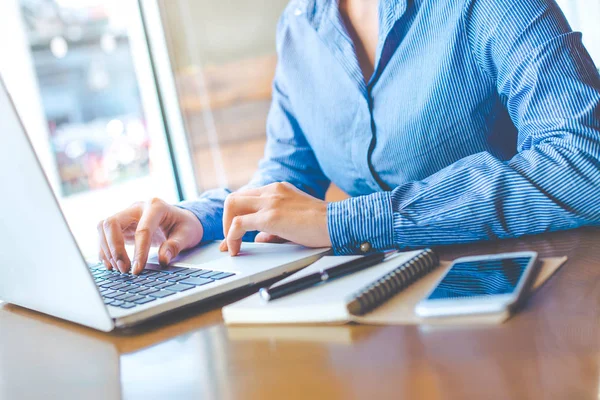 Mão de mulher de negócios trabalhando com um computador portátil no escritório — Fotografia de Stock