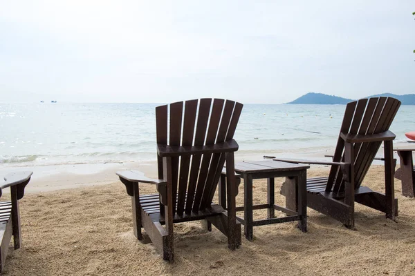 Tahta tatil için sandalye ve kumsalda dinlenmek — Stok fotoğraf