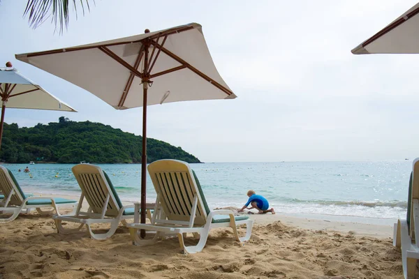 Sandalyeler için tatil plaj ve kumsalda dinlenmek — Stok fotoğraf
