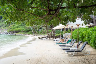 Sandalyeler için tatil plaj ve kumsalda dinlenmek