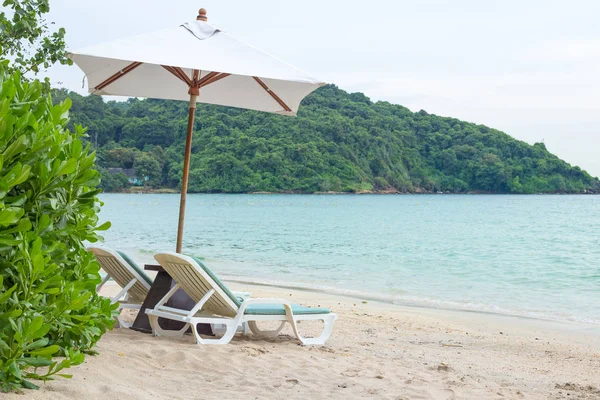 Sandalyeler için tatil plaj ve kumsalda dinlenmek — Stok fotoğraf