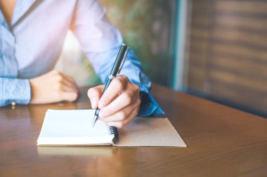 Kadın el üstünde not etmek Office kalemle yazma.