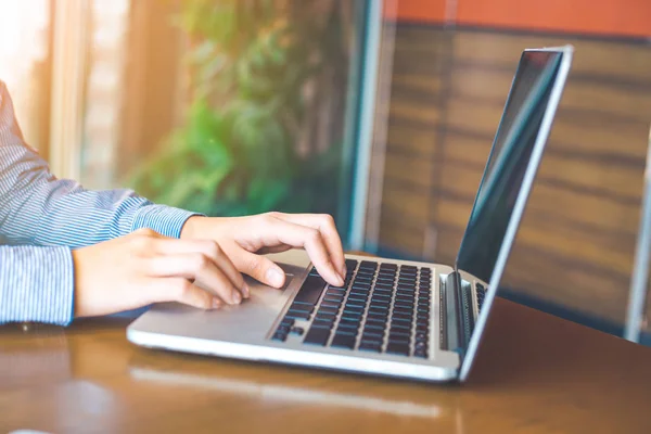 Kvinna hand arbetar på laptop på kontoret. — Stockfoto