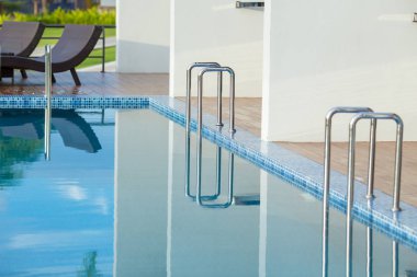 Otel odası önünde merdiven ile Yüzme Havuzu